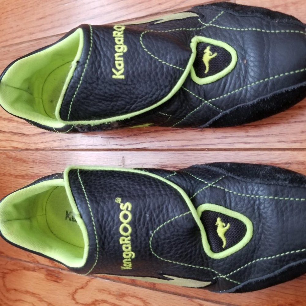 Kangaroos athletic shoes size 5.5 leather upper